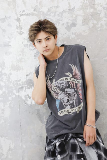 LiSA ドッキングノースリーブTシャツ スピンズ SPINNS コラボ グッズ LiSA×SPINNSコラボレーションアイテムを一挙公開。 Tシャツなど